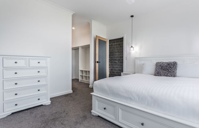 Luxe Home by the BnB Collection - Photo 3