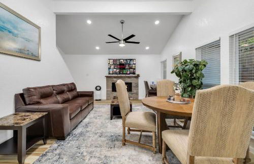 Arlington Entertainment District Home Green & White Door - Foto 59