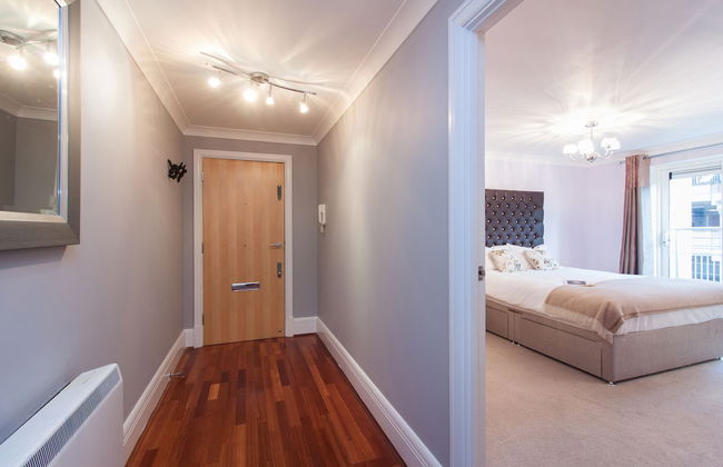 Canary Wharf Luxury River view apartment - Photo 13