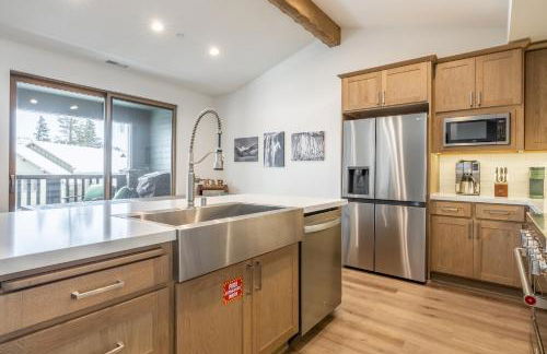 Newly Built Updated 3 Bed 2 and a half bath Creekhouse at Snowcrk Resort 1463 Amazing Mountain Views - Photo 25