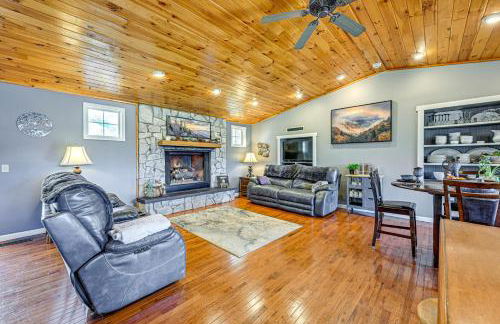 Lakefront Cabin Retreat with Dock in Robbinsville! - Foto 1