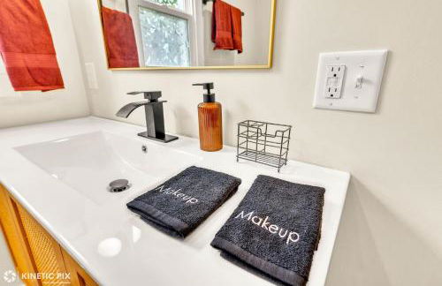 Sleeps 10 + Coffee bar + Game Room + Train to CHGO - Foto 32