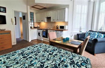 A Beautiful Apartment with Stunning Sea Views & Private Balcony - Photo 15