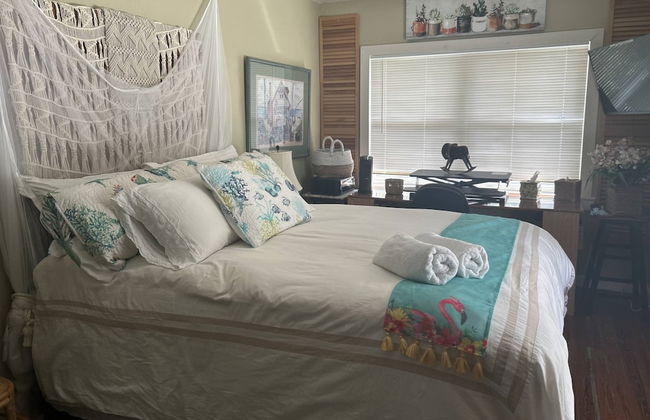 The Secret Garden Home Close to Beach, Shops, Restaurants, Pet Friendly, Close to Lucerne Ave! - Foto 1