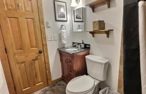 CozyDen - AC, Grill, Bike to Mountain, Porch! - Foto 13