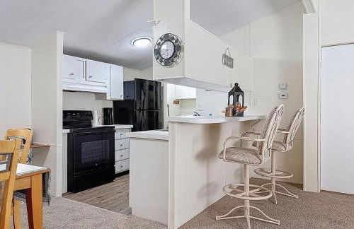 Forest Hideaway • Screened Porch • Grill - Foto 16