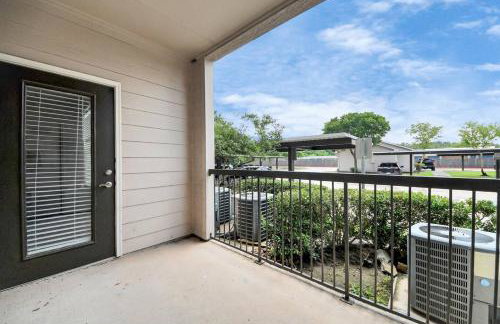 LUX Resort Inspired 2BR Near Houston Pool Gym - Foto 31