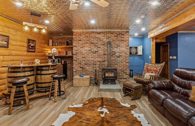 The Bigwood Cabin by Avantstay Hot Tub Firepit Pool Table Private Yard - Photo 24