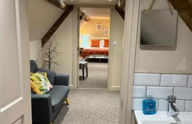 4-Bed Cottage at Famous Tuckers Grave Inn Sleeps 8 - Photo 56