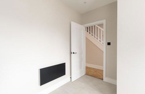Skyvillion - COZY LARGE 4 & 1 Bed Apartments in London Enfield, Mins to Tube Station, Free Wi-Fi - Foto 16
