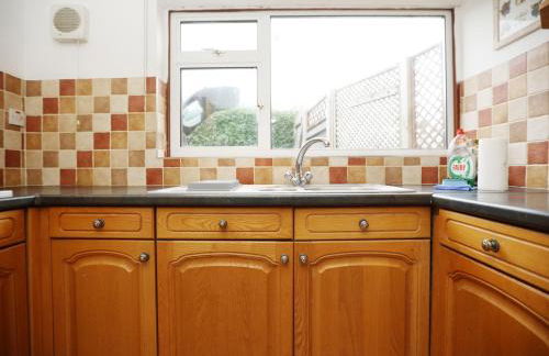 Mount Rd By N And N Stays Contractor Friendly 4 Bed House With Large Driveway, Bath - Photo 10