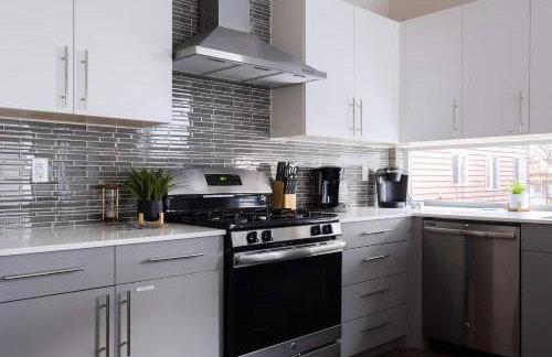 Walk to Restaurants from a Designer Cap Hill Home - Foto 35