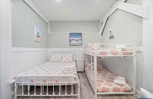 Cozy beach house with ocean views, fire pit and game room - Photo 17