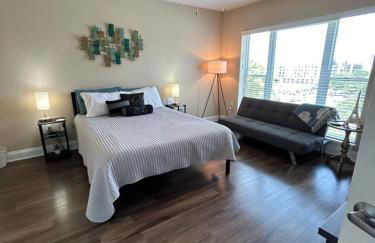 Spacious 2 Bedroom 2 Bathroom Apartment with Balcony in Uptown Charlotte! City Views & Free Parking! - Foto 20