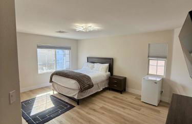 Luxe 5BR Home with Pool BBQNear Strip - Foto 37