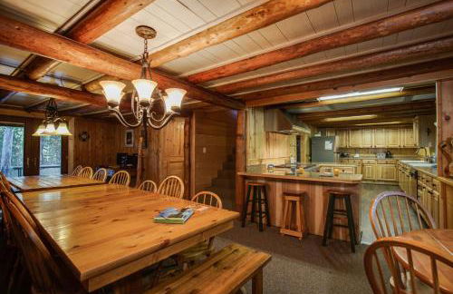 Grey Wolf Retreat by KABINO Sleeps 20 Commercial Kitchen Fire Pit WiFi Bunk Beds - Foto 7