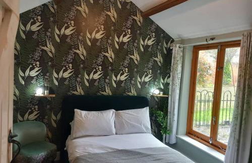 The Nook- Cotswold guest room - Photo 1