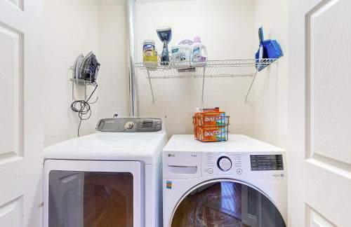 Walk to Transit and Eats! Urban Oasis in Newton - Foto 26