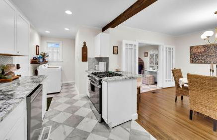 Romantic escape, hot tub, fireplace, massage room! - Foto 15