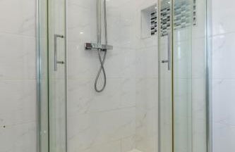 4-BR Hayes Home, Guests 8 - Ideal for Long term stays, Fast unlimited Wi-Fi - Foto 28