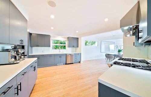 Stunning Modern Estate in BH with Pool, Spa, and Views - Foto 20