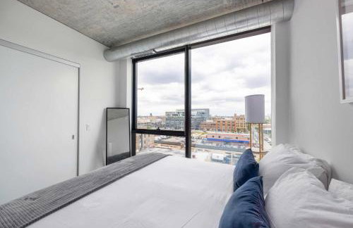 Sophisticated 3BR Suite - New Modern and Luxurious - Photo 25