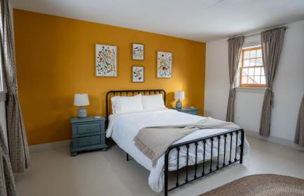 52-Acre Berkshires Farmhouse • Fire Pit Outdoor Dining Trails Copper Kettle Farm by AvantStay - Foto 27