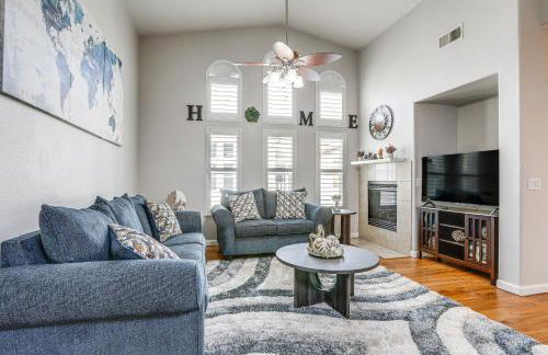 Extended-Stay Ready! Elk Grove Unit with Pool Access - Foto 1