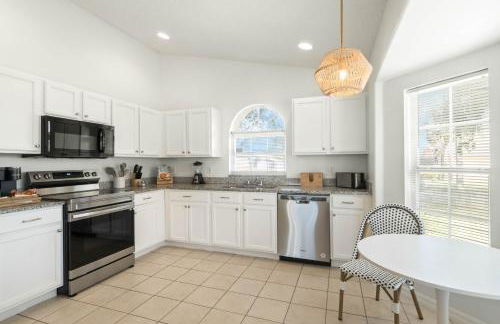 Luxury 4-Bedroom Home with Private Pool, Jacuzzi, AC, Wi-Fi, Cable TV, 5 Minutes from Disney - Foto 6