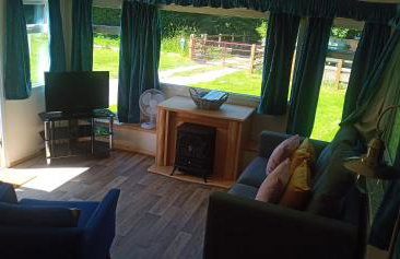 Postwood Gardens Balmoral Country Cabin - Photo 28