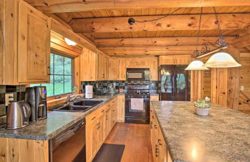Splendid Family Cabin with Hot Tub and Grill! - Foto 10