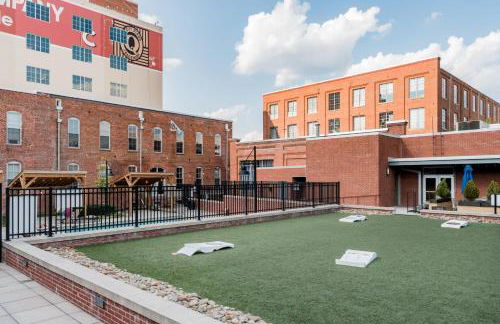 Downtown Durham 2BR Apt Walk Everywhere & Wifi - Foto 108