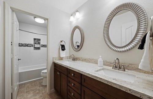 Arch Views Beautifully designed home with swimming pool table and more - Foto 25