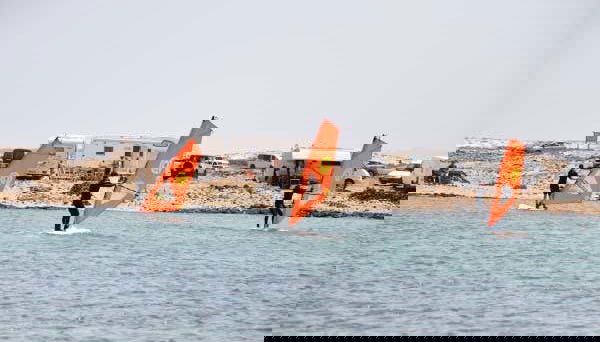 Participantes do curso de windsurf nas lagoas de El Cotillo