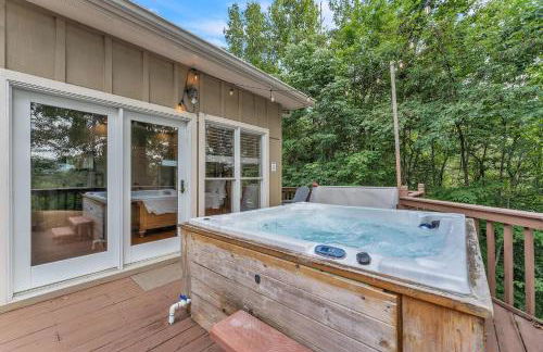 The Retreat at Wildwood - Hot Tub Theater & Deck - Foto 60
