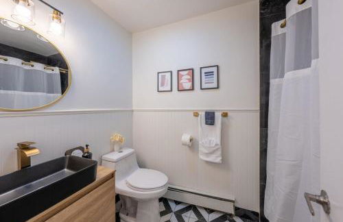 5BR 3BTH House, Steps to Bars, Dining, NYC Access with GameRm, Backyard with BBQ and Parking - Foto 18