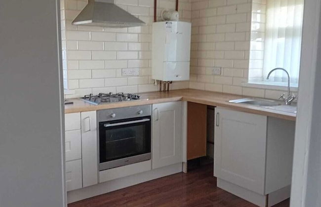 Crynallt Road Apartment - Neath - Photo 6