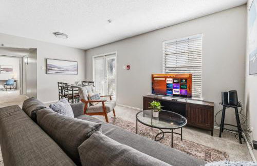 Sleek 2BR Stay with Pool, Gym, and Modern Comforts - Foto 4