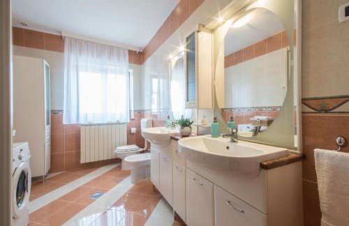 Villa Ritoša, a beautiful pool villa surrounded by greenery - Photo 31