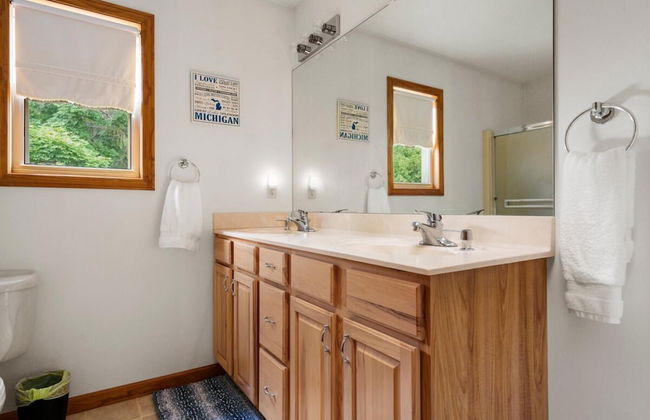 Firefly Lodge! Boardman River! Hot Tub! Woodstove! - Foto 35