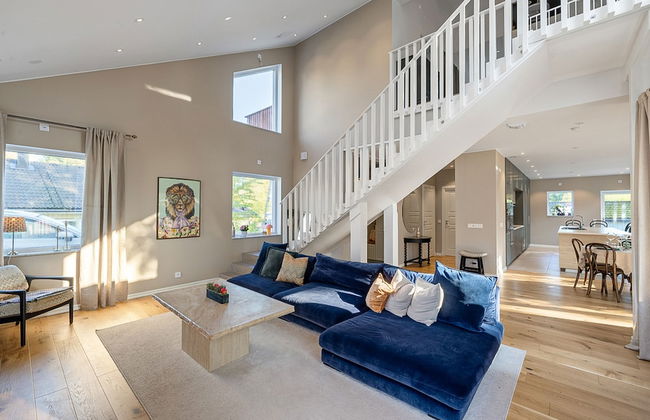 Modern Villa With Jacuzzi - Photo 2