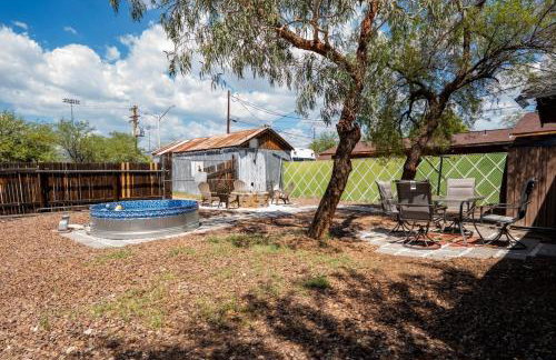 Work Desk- FirePit-Pool-Steps to UofA - Foto 14