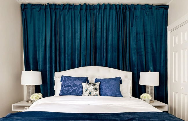 Gather Around the Mid-century Table at a Tranquil Haven - Foto 4