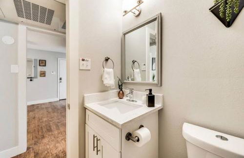 Global Cup Love for Dallas - Close to Deep Ellum & AAC - Foto 6