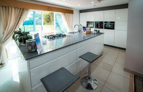 Family & Contractors 3 BR Bungalow Cot Garden Netflix Coffee Station - Foto 4