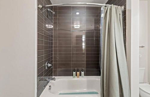 Beautiful Apt in Downtown w/Pool | Indoor Parking - Foto 21