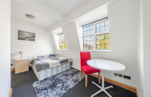 Barnet Serviced Accommodation - Elegant 5-Bedroom Home, Just a 7-Minute Stroll from High Barnet Station - Book Your Stay Today!" - Foto 19