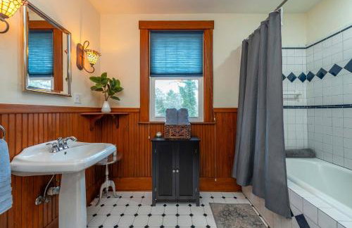 Bohemian Family Friendly 2BR Home-Near Biltmore - Foto 15