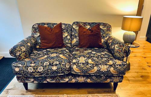 Old Betting Shop for 3 & Furry Friend - Photo 45