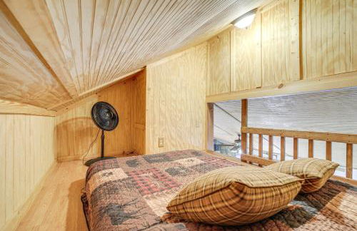 Spring Creekside Getaway at Whittier Cabin with Deck - Foto 16